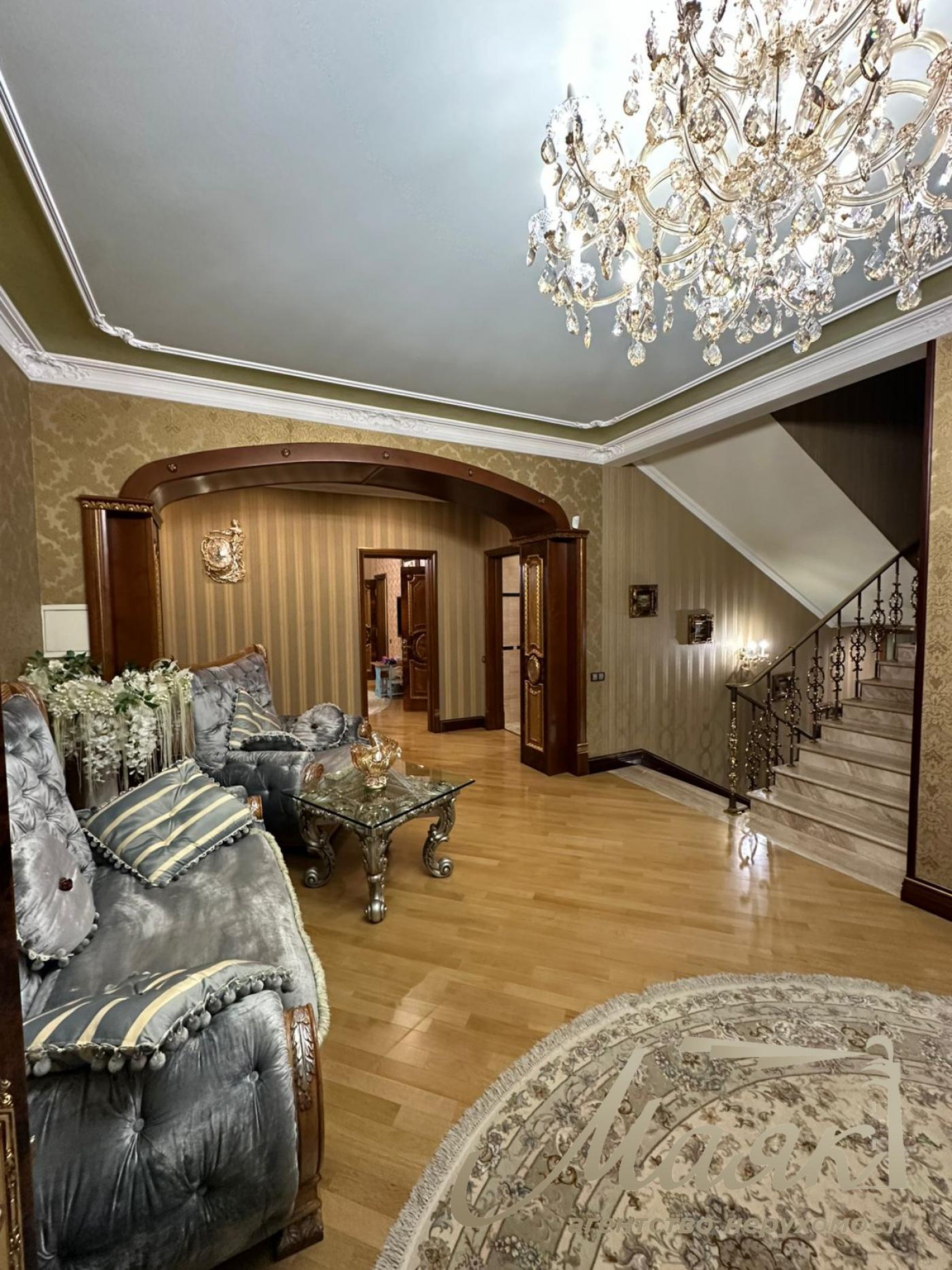 We offer for sale a luxurious house in Petropavlovska Borschagovka, Kiev, just 3 minutes from the city.