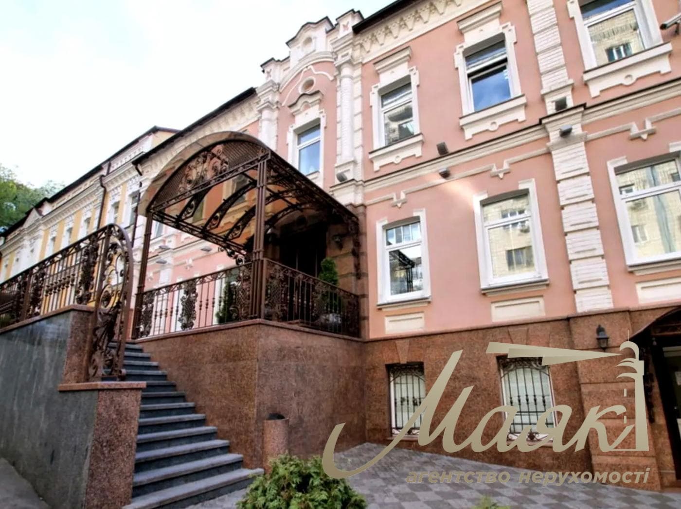 Оренда офісу площею 240 м² у бізнес-центрі «Панорама Поділ», вул. Ігоревська