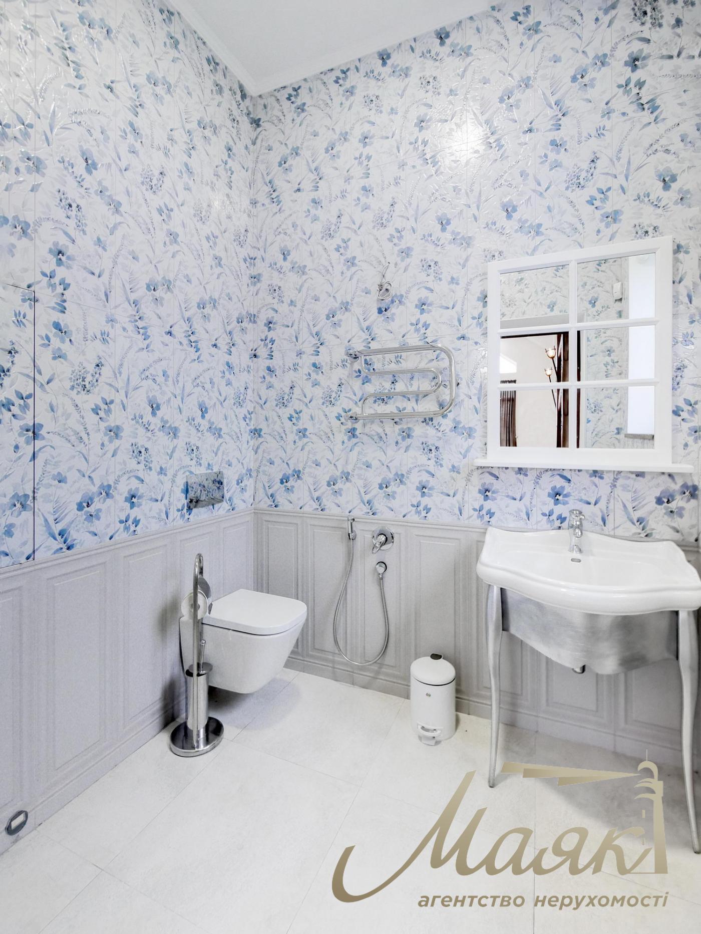 Rent of 3-storey house (840m2) s.Kozin