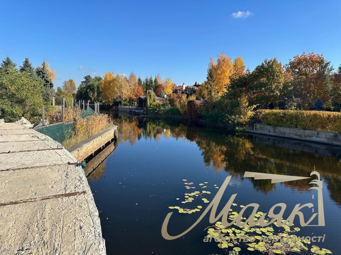 Sale of a plot with access to the Dnieper River. In the city on the Dam.