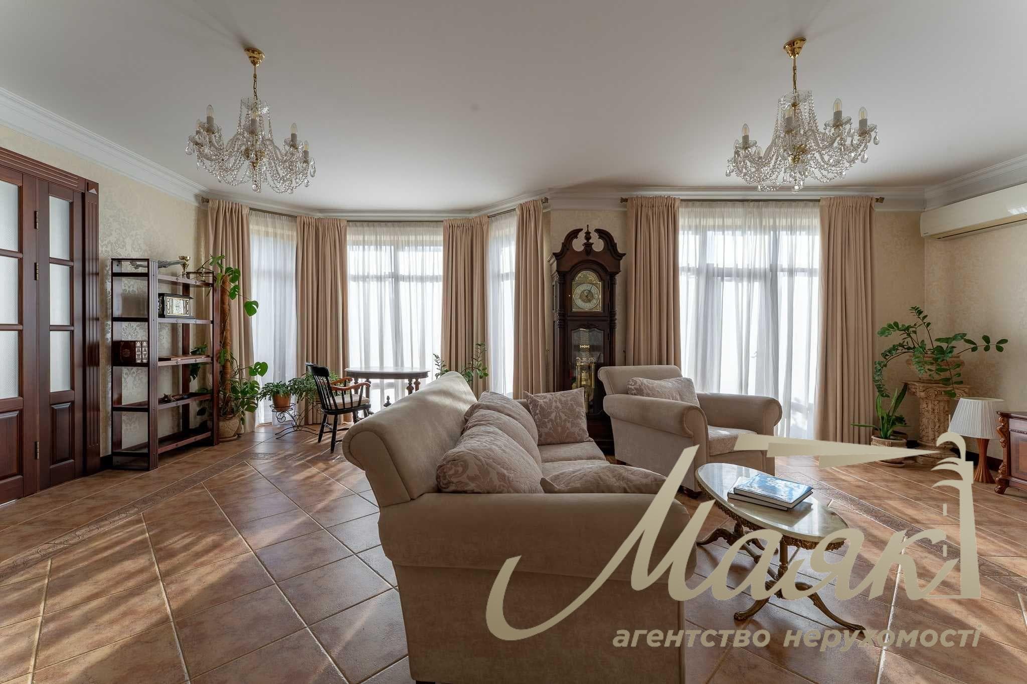 Продаж будинку/сімейної садиби площею 450 м² (2 будинки загальною площею 580 м²), земельна ділянка площею 30 соток, Чапраївка/Віта Литовська, м. Київ, Голосіївський район, 15 хвилин від станції метро «Видубичі»
