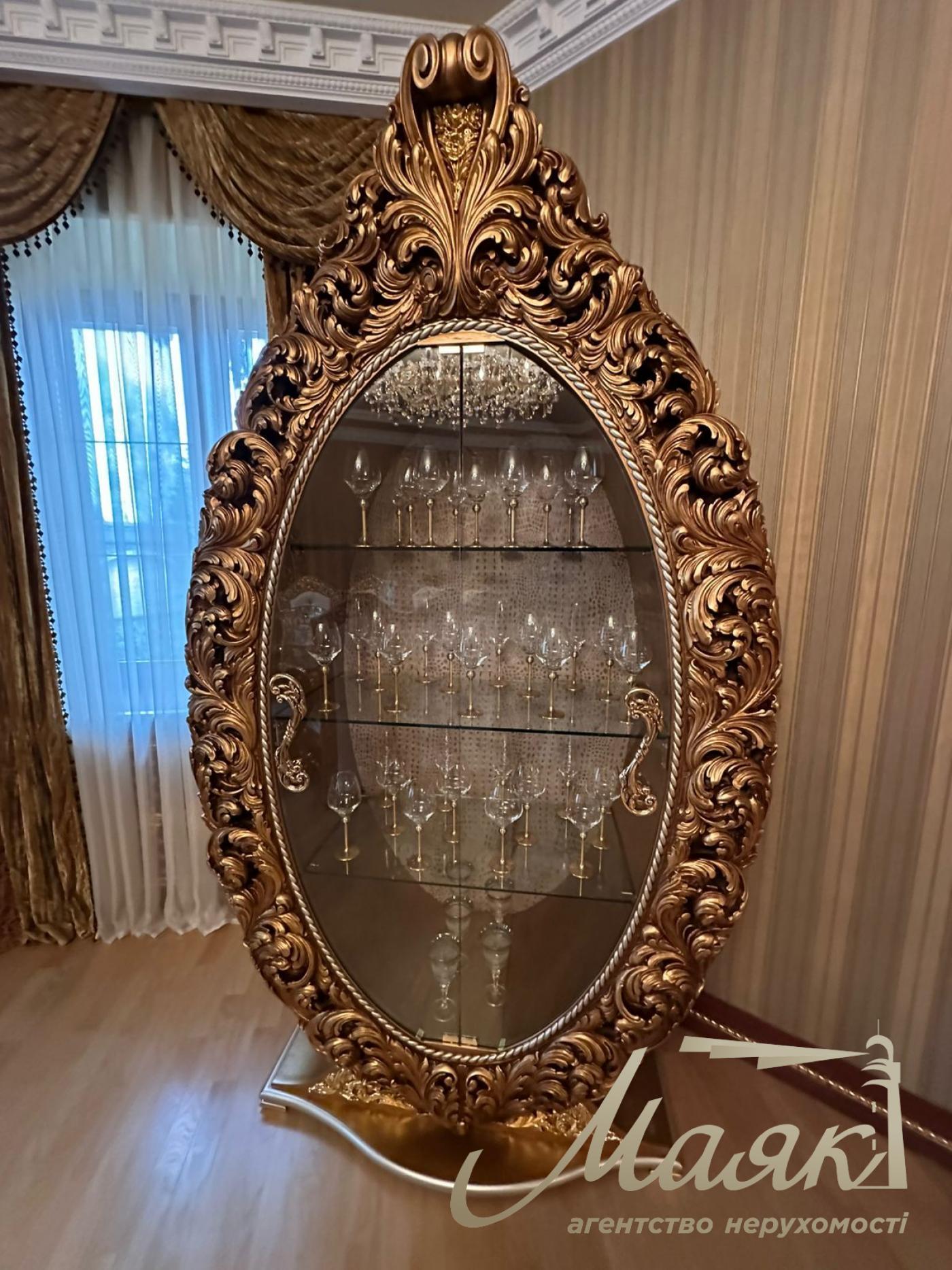 We offer for sale a luxurious house in Petropavlovska Borschagovka, Kiev, just 3 minutes from the city.