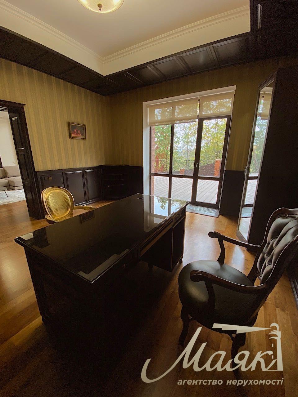 Оренда будинку з басейном у Лісниках, з приголомшливою ділянкою.