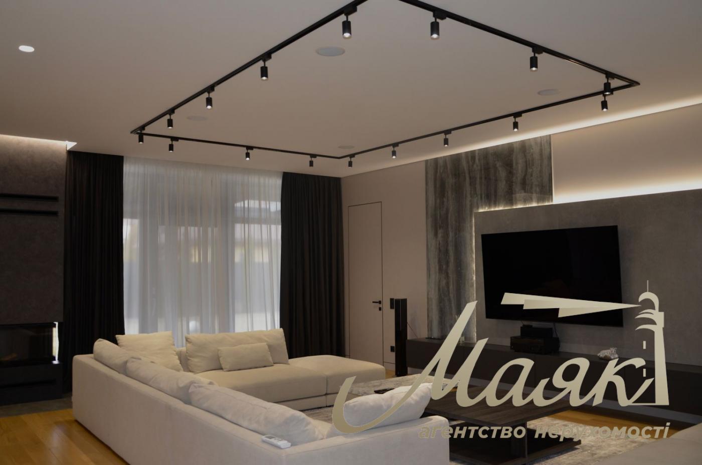 We offer for sale an elite one-storey house with exquisite designer repair, located in the cottage town KDT "Chernobylets" (Lake Mininka)