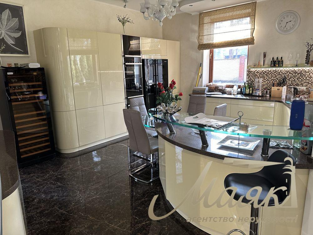 Оренда затишного будинку площею 560 кв.м у с.Козин (Конча-Заспа).