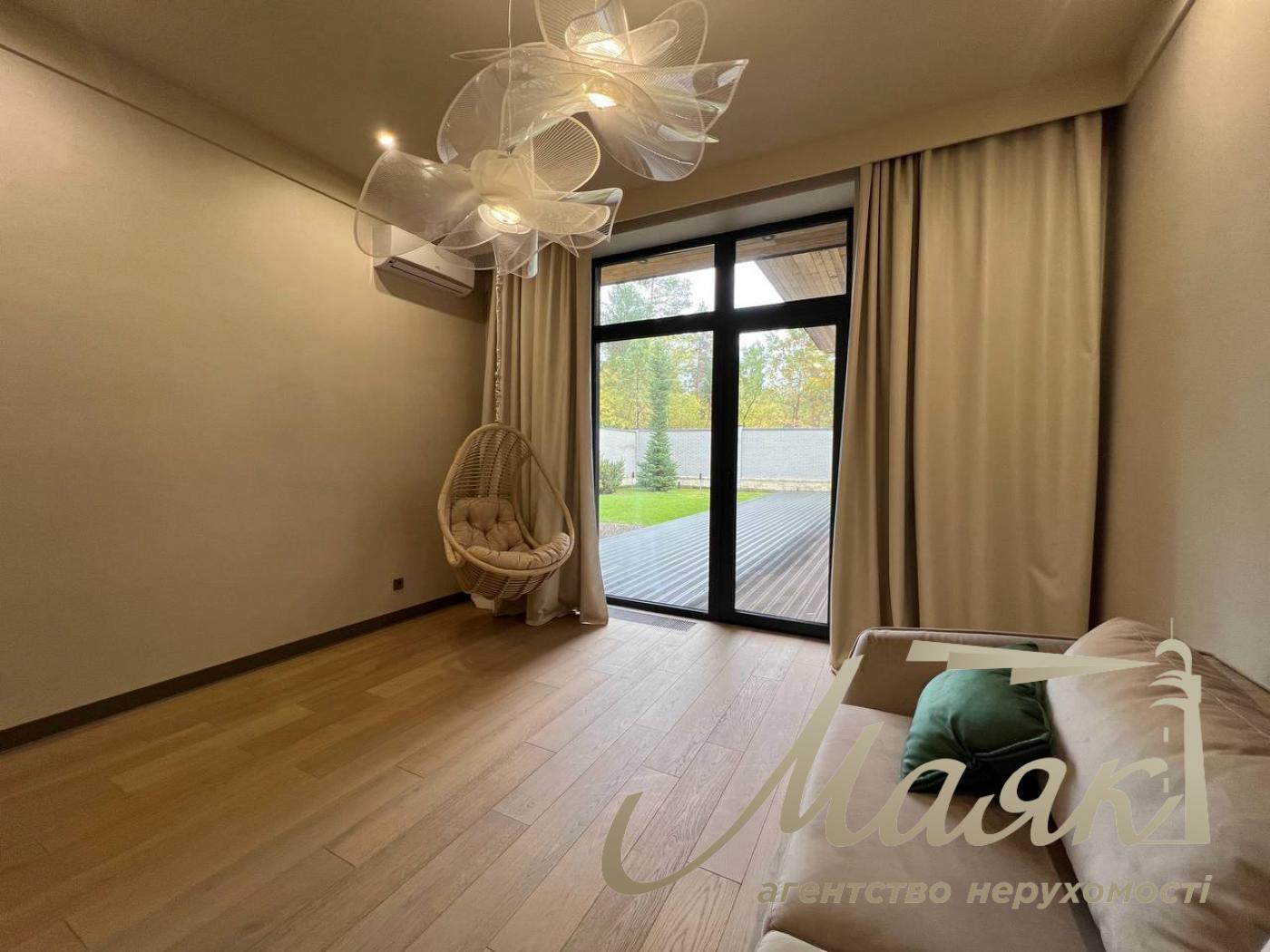 Modern one-storey house with swimming pool in Kozyń