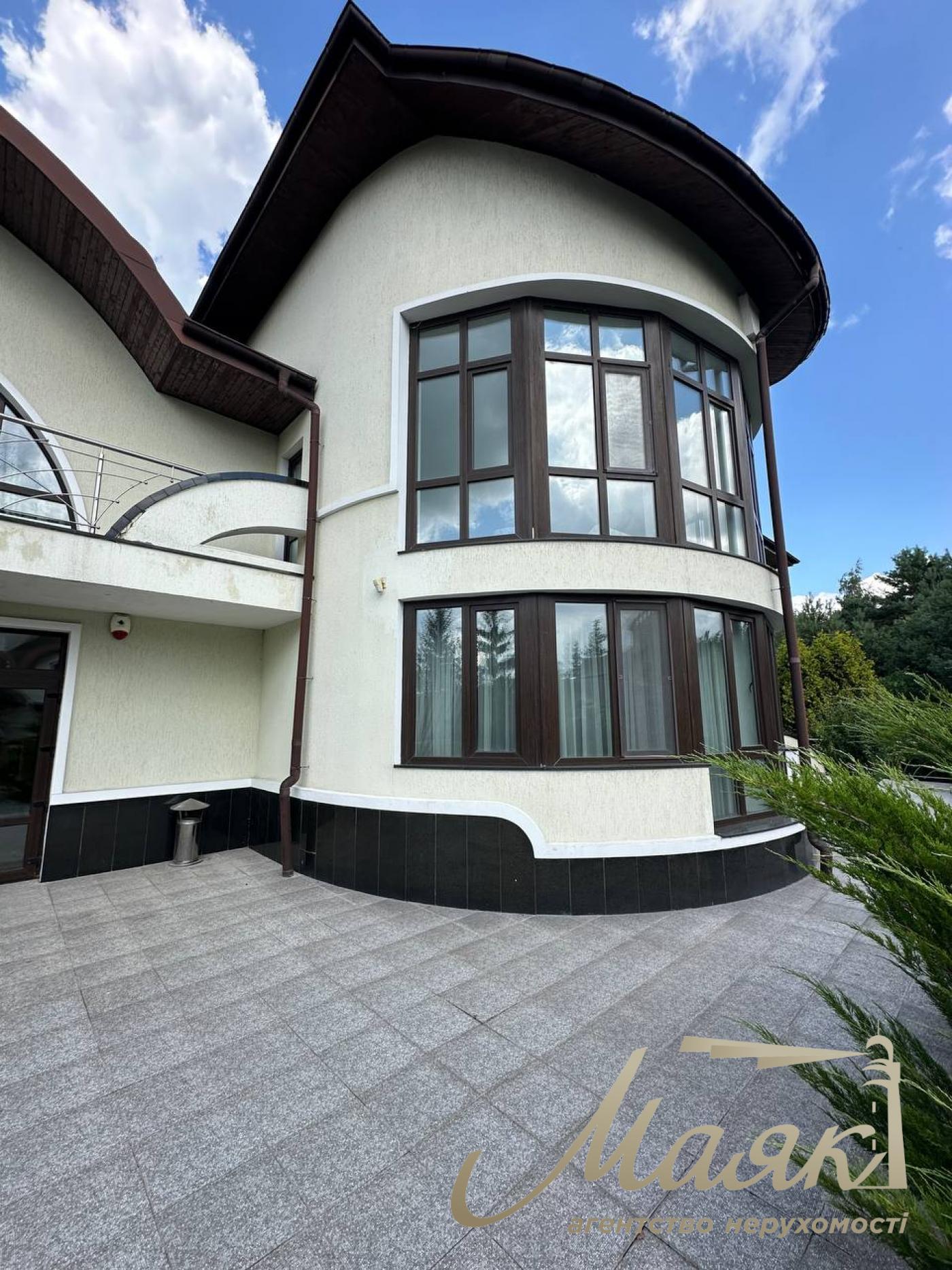 Оренда резиденції з двох будинків на 60 сотках землі в Хуторі Мриги, Голосіївський район, Київ.