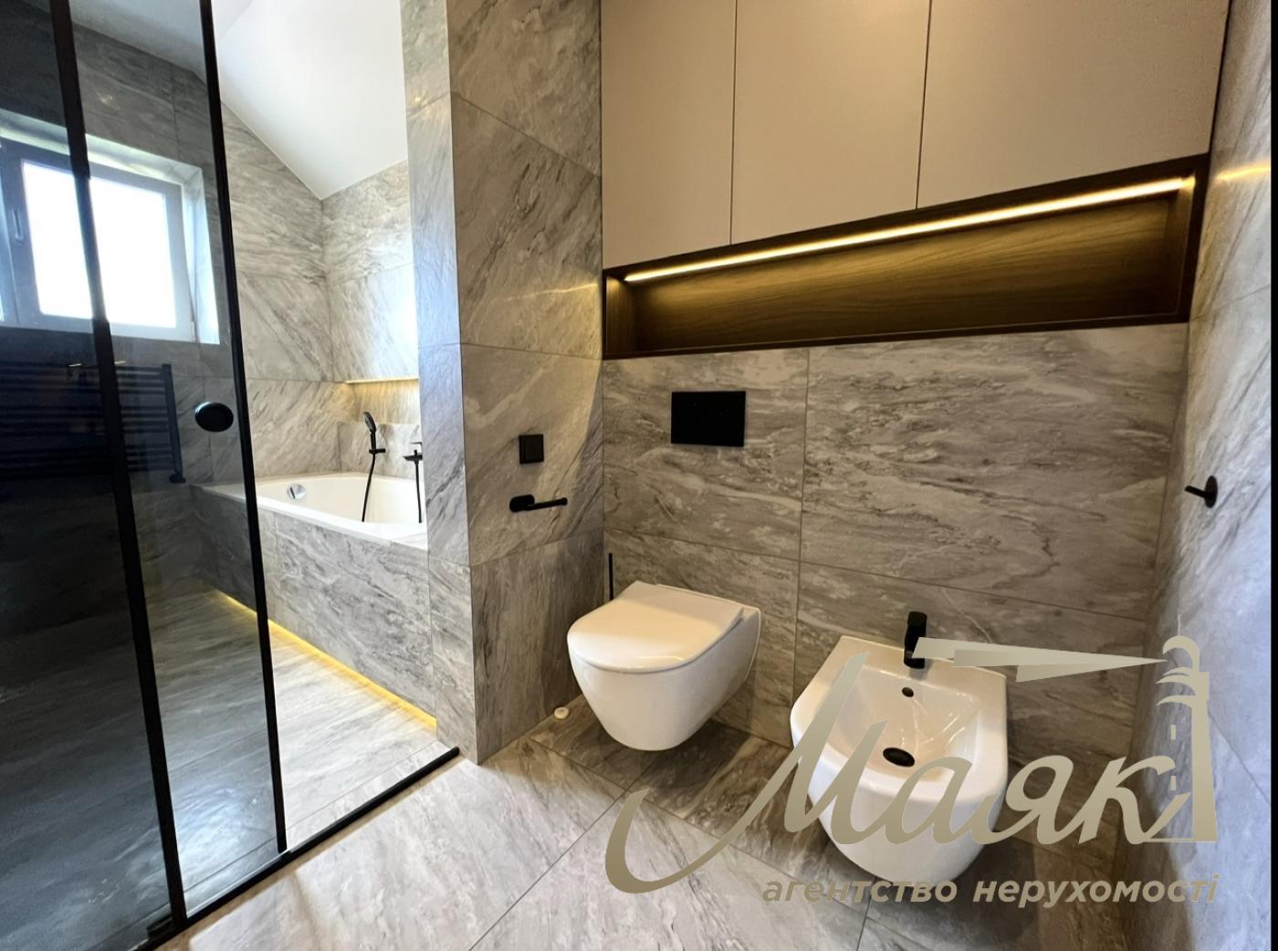 House for sale with designer renovation 356m2 in Ivankovichi