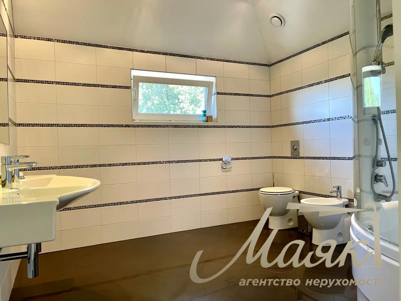 Оренда двоповерхового будинку 435 м² у с. Лісники, КМ "Зелений Гай".