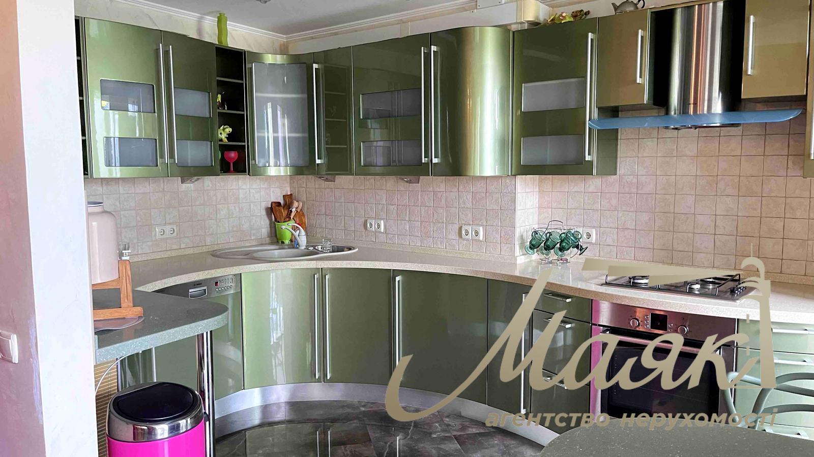 Оренда 4-кімнатної квартири в Цетрі, стм. Площа Українських Героїв, Київ