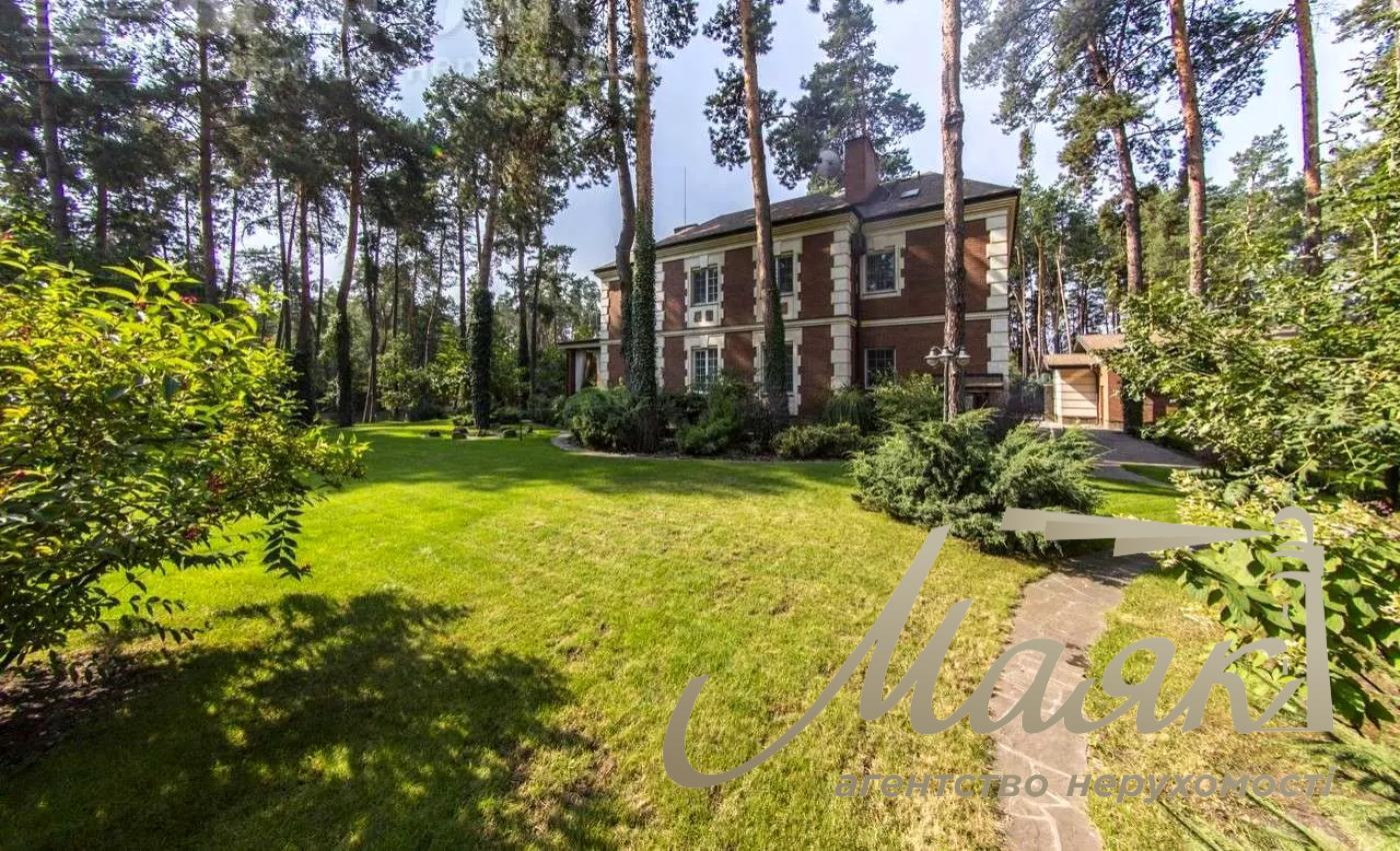 Оренда будинку площею 430 м², що розташований у сосновому лісі на ділянці 50 соток із ландшафтним дизайном у с. Романків.