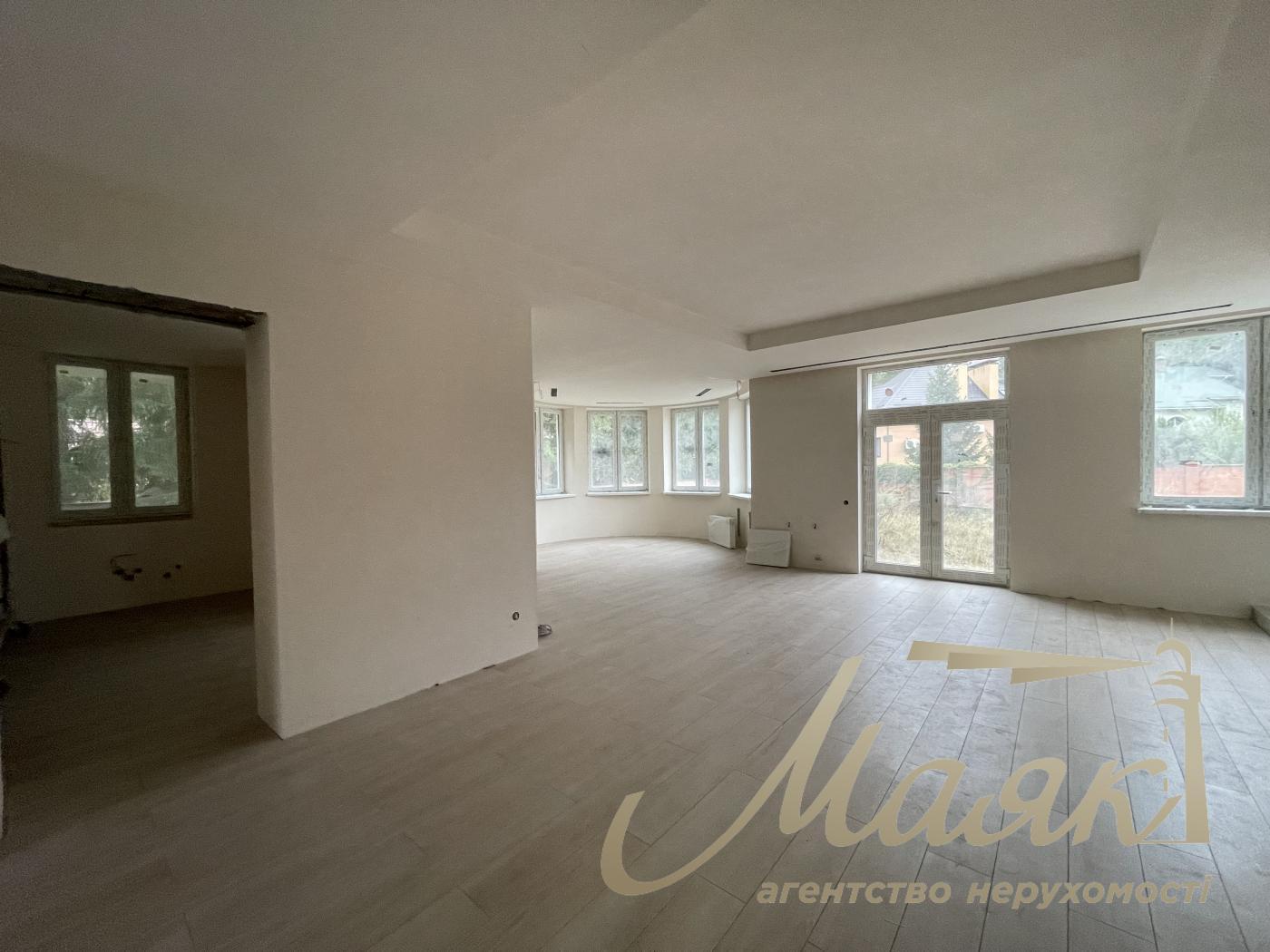 Продаж будинку з гаражем 365м2, ділянка 15 соток у КМ "ОБРІЙ - К" вул. Центральна, у с. Козин,