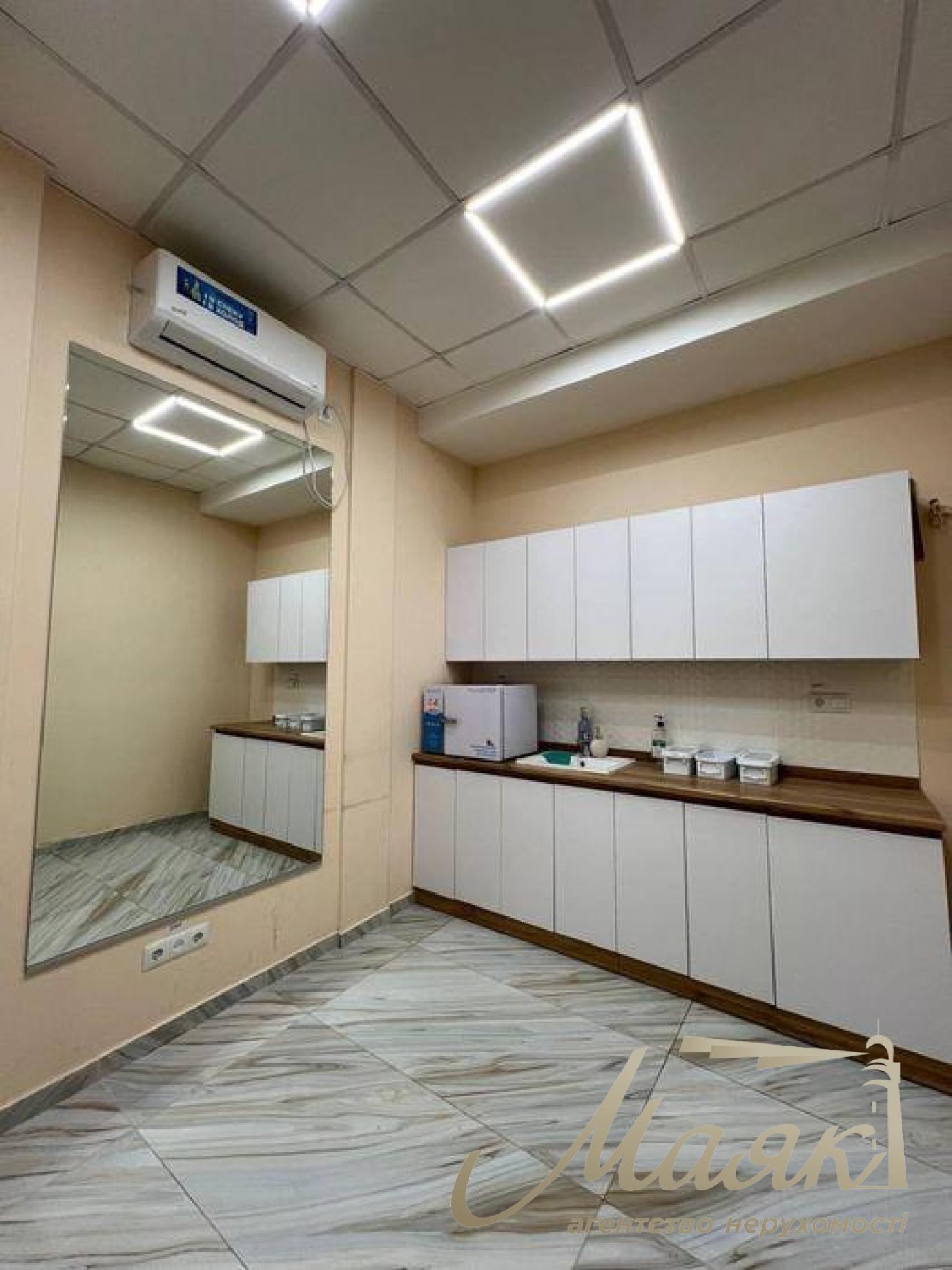 Rent 90 sq.m. front premise, Khreshchatyk, Maidan Nezalezhnosti