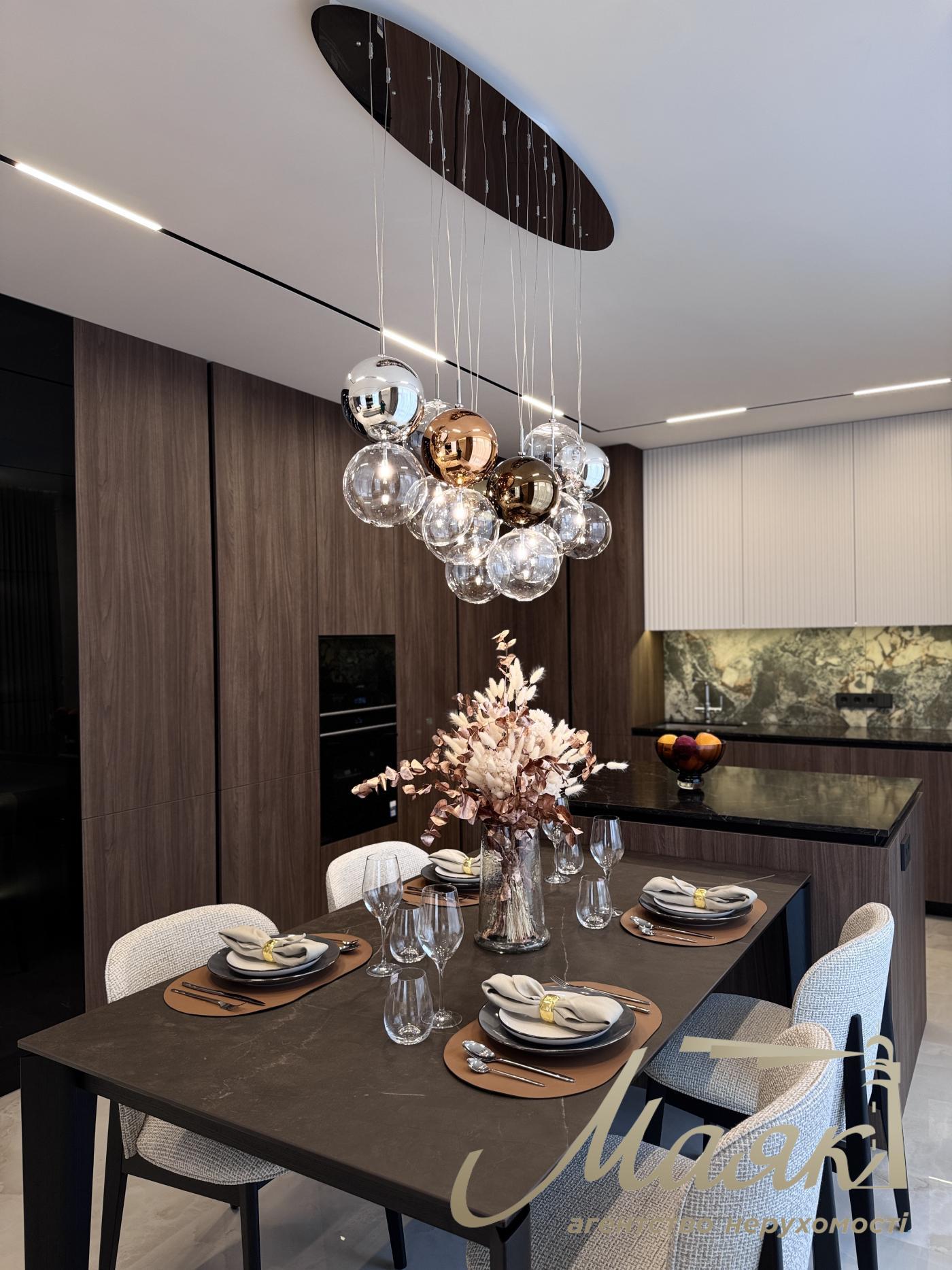 Продаж квартири 120m2 в ЖК Французький квартал 2, вул. Джона Маккейна 3а, Центр, Київ