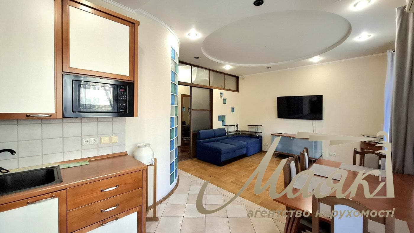 Rent a renovated 3-bedroom apartment in Kyiv, Right Bank, Solomyanskyi District, 40 Lypkivskoho St., Vokzalna Metro Station