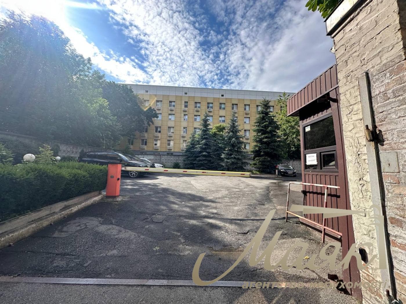 Оренда комерційного приміщення з окремим входом з фасаду площею 265 м² на Печерську.
