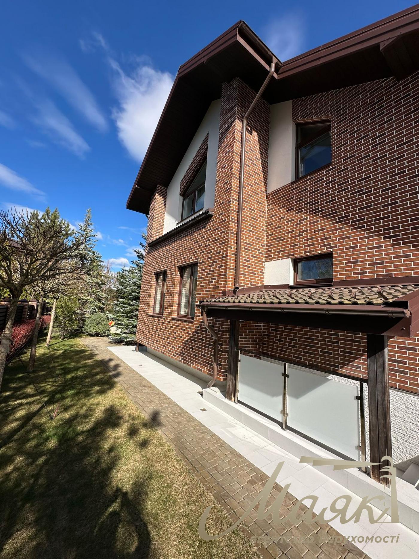 Пропонується до продажу будинок у лісовій зоні в селі Гореничі - в екологічно чистому місці серед сосен, поруч з озерами.