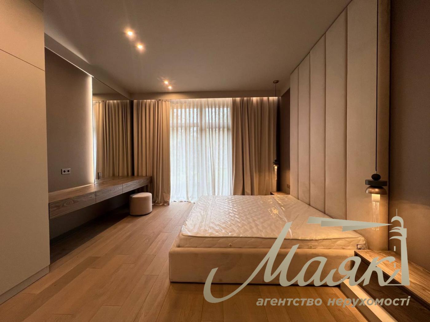 Modern one-storey house with swimming pool in Kozyń