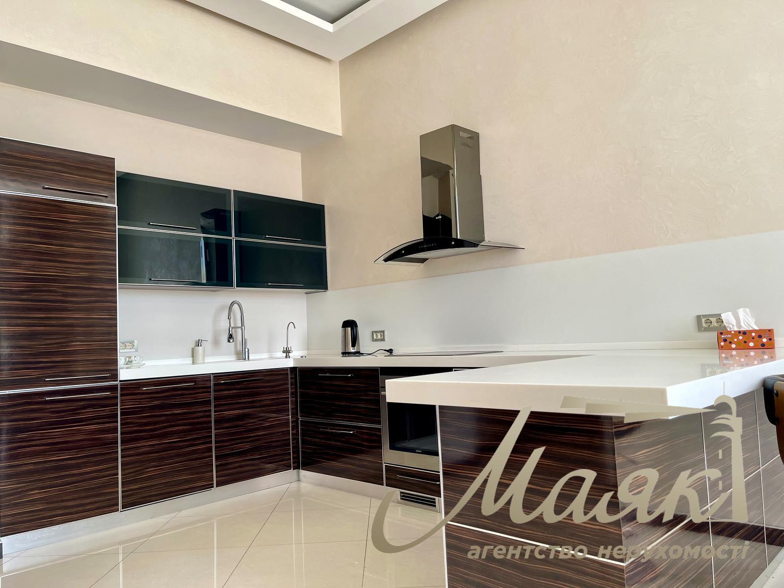 Оренда двоповерхового будинку 435 м² у с. Лісники, КМ "Зелений Гай".