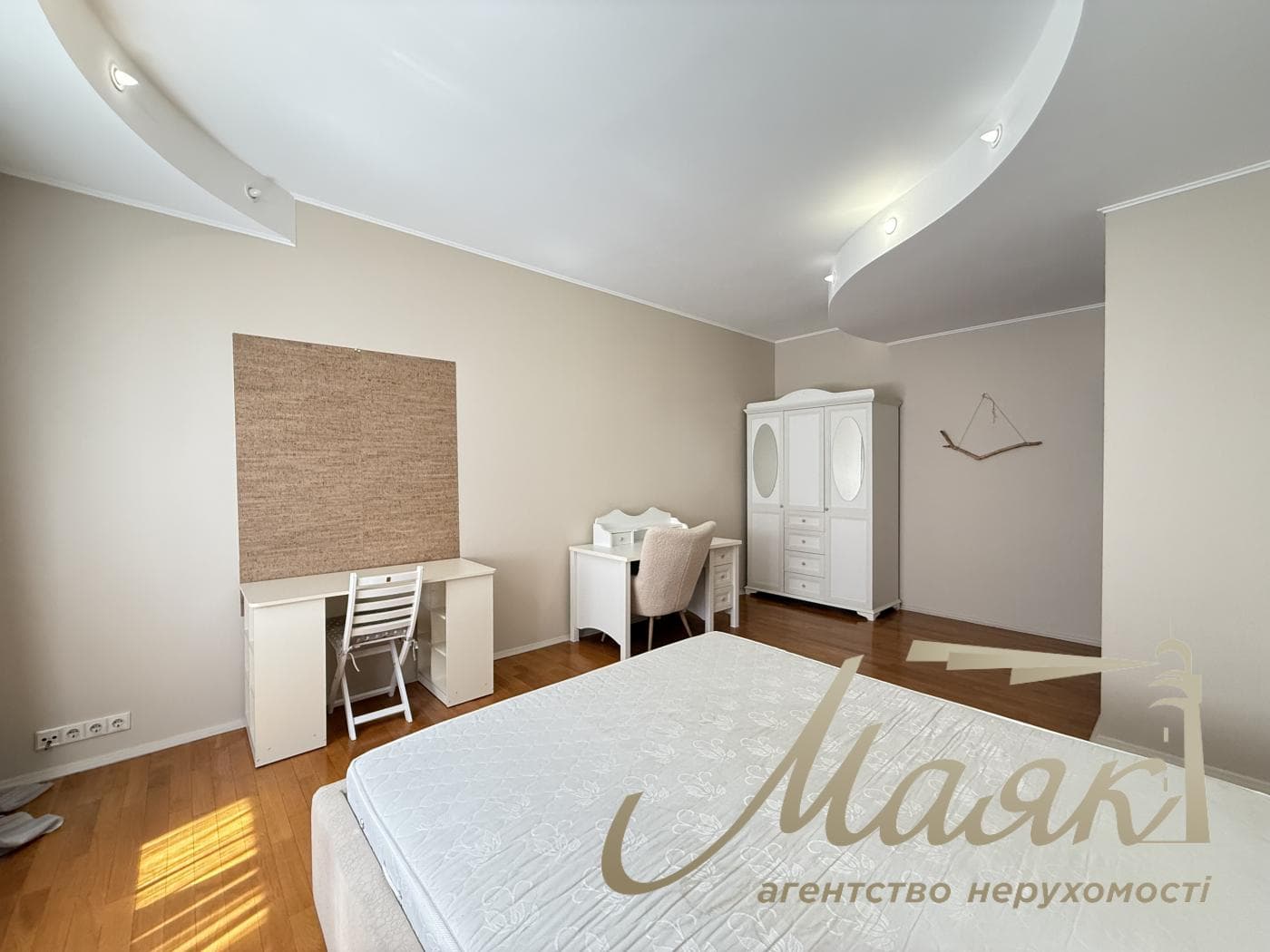 Продажа 3-х комнатной квартиры, Драгомирова, 4, Печерск, Центр!