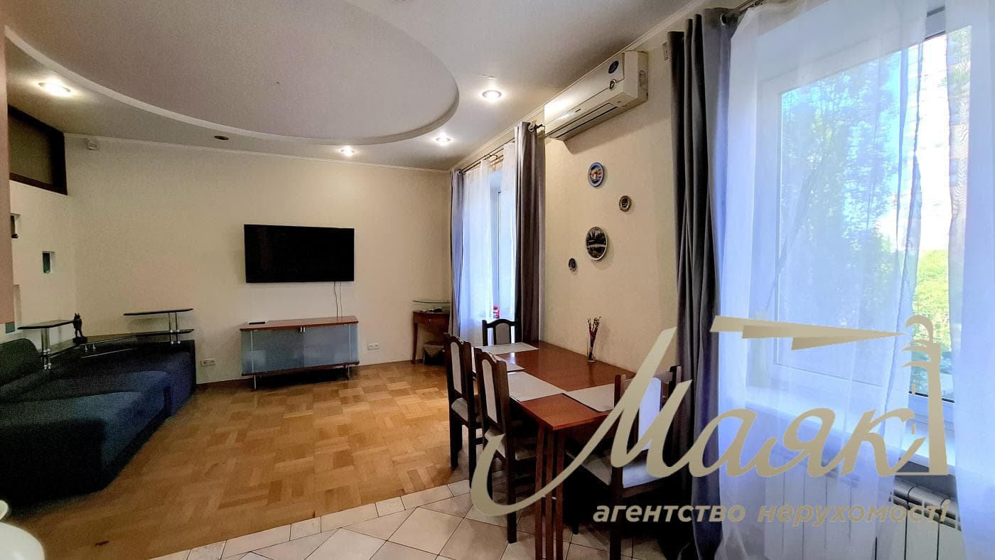 Rent a renovated 3-bedroom apartment in Kyiv, Right Bank, Solomyanskyi District, 40 Lypkivskoho St., Vokzalna Metro Station
