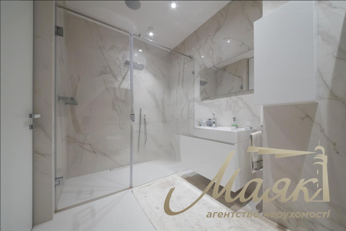 Rent 4-bedroom apartment 200m2 in LCD Novopecherskie Lipki, Andriy Verkhoglyada Street/Dragomirov Street, Pechersk, Kiev