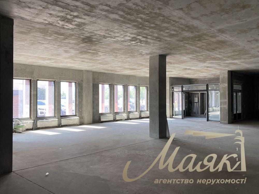 Аренда фасадного помещения 318 м² с рампой и парковкой — отдельностоящее здание