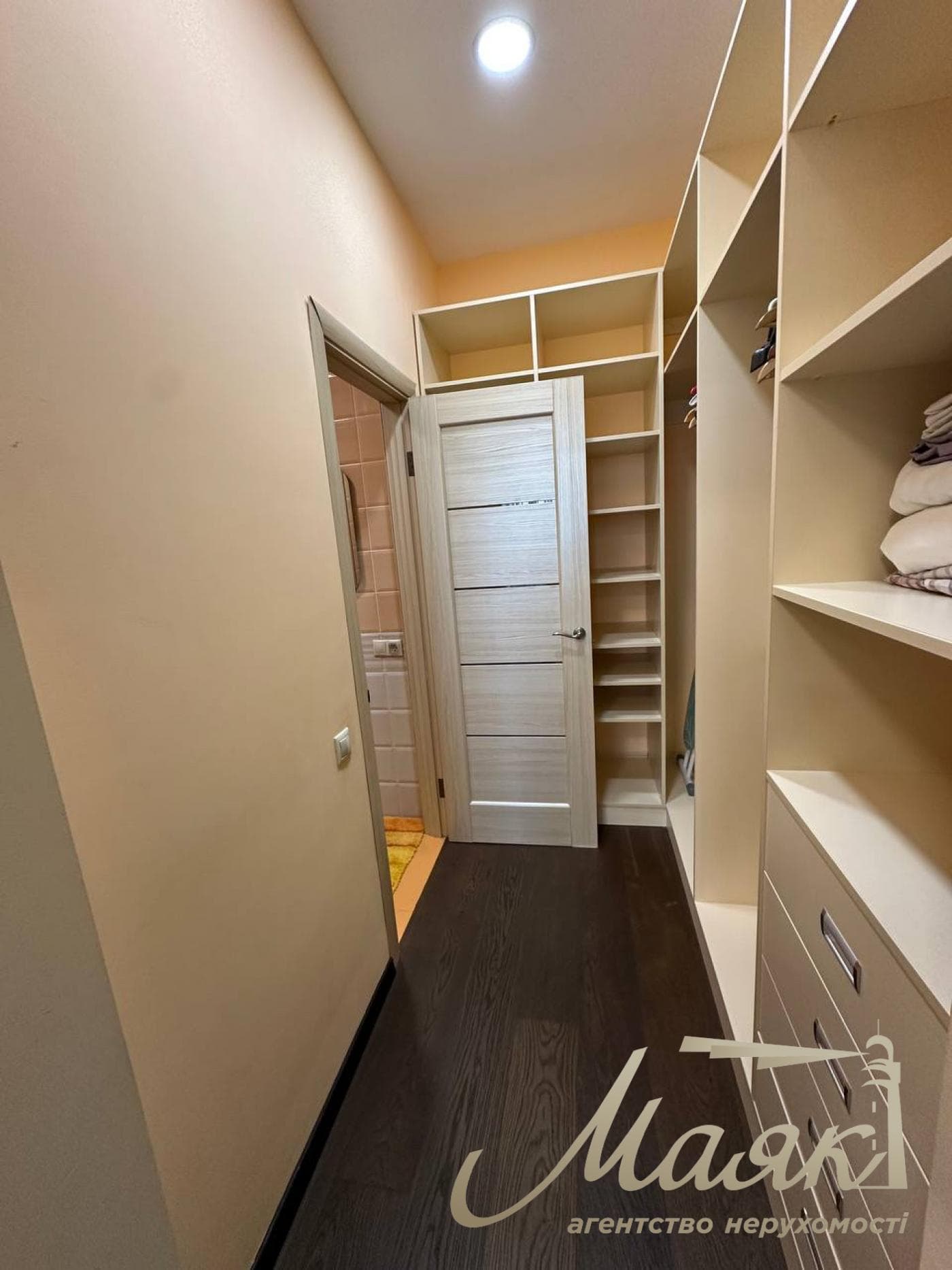 Rent a three-bedroom apartment in the Novopecherskie Lipki residential complex, Verkholyad