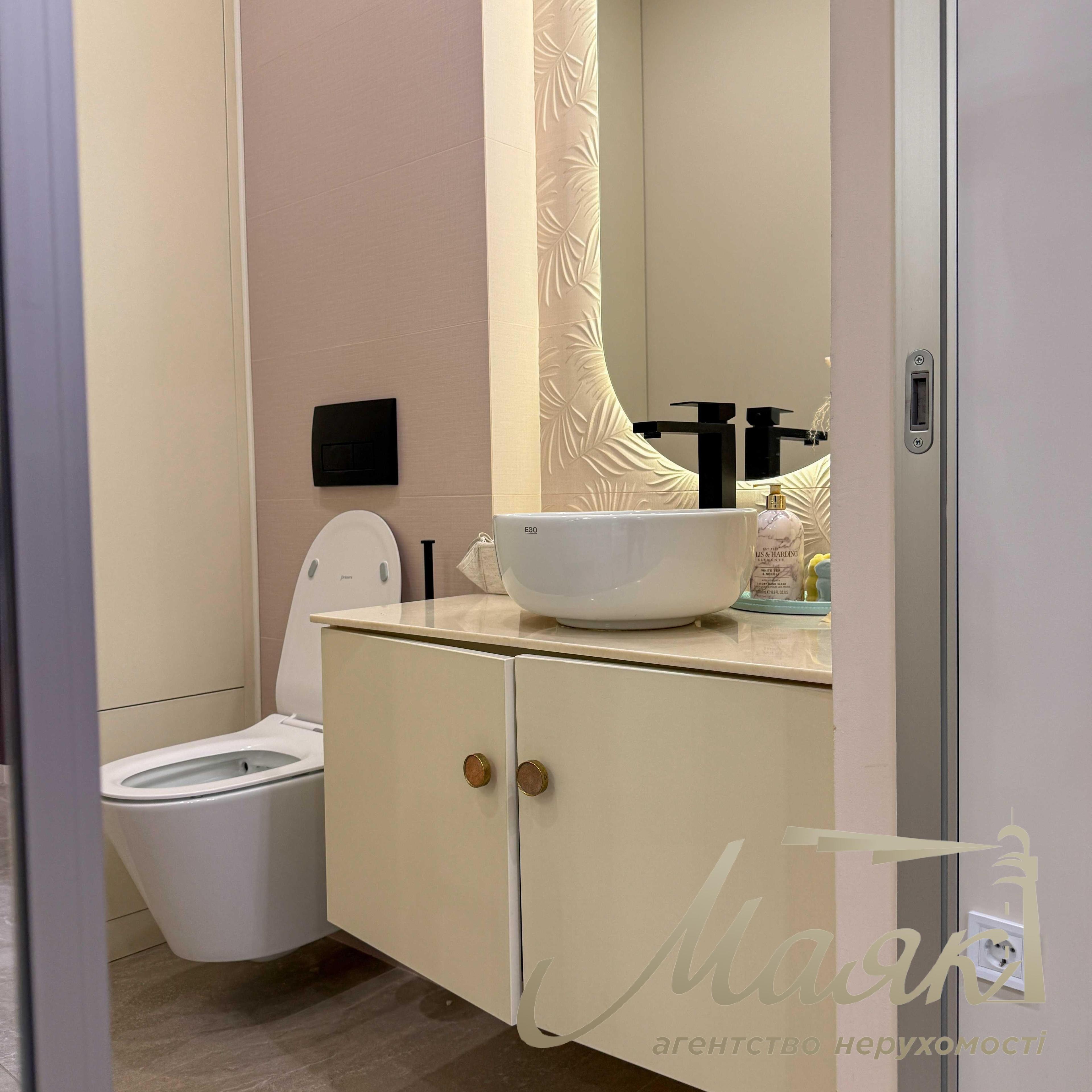 Оренда фасадного комерційного приміщення 86,6 м², район Французького кварталу