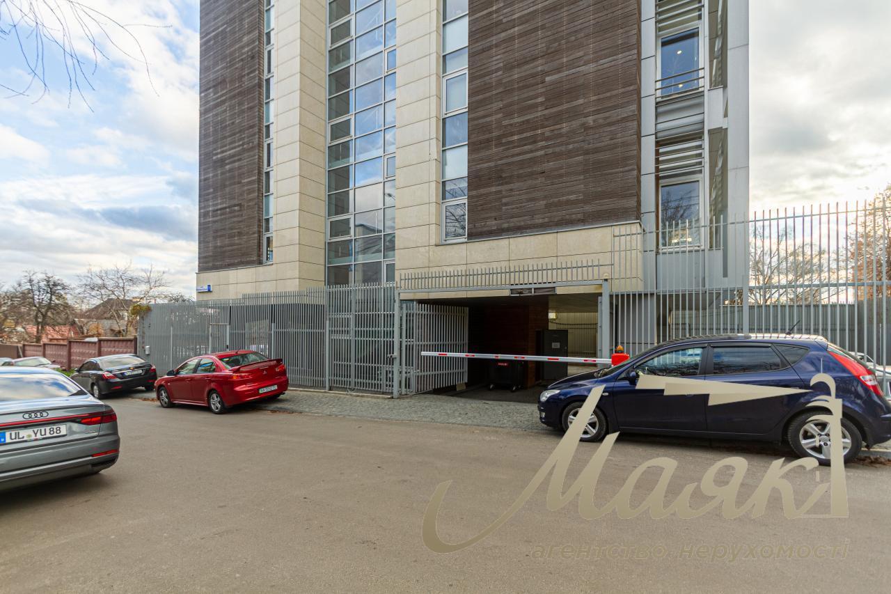 Sale of office building in a picturesque area! Verkhnegorskaya street. Center. Kyiv