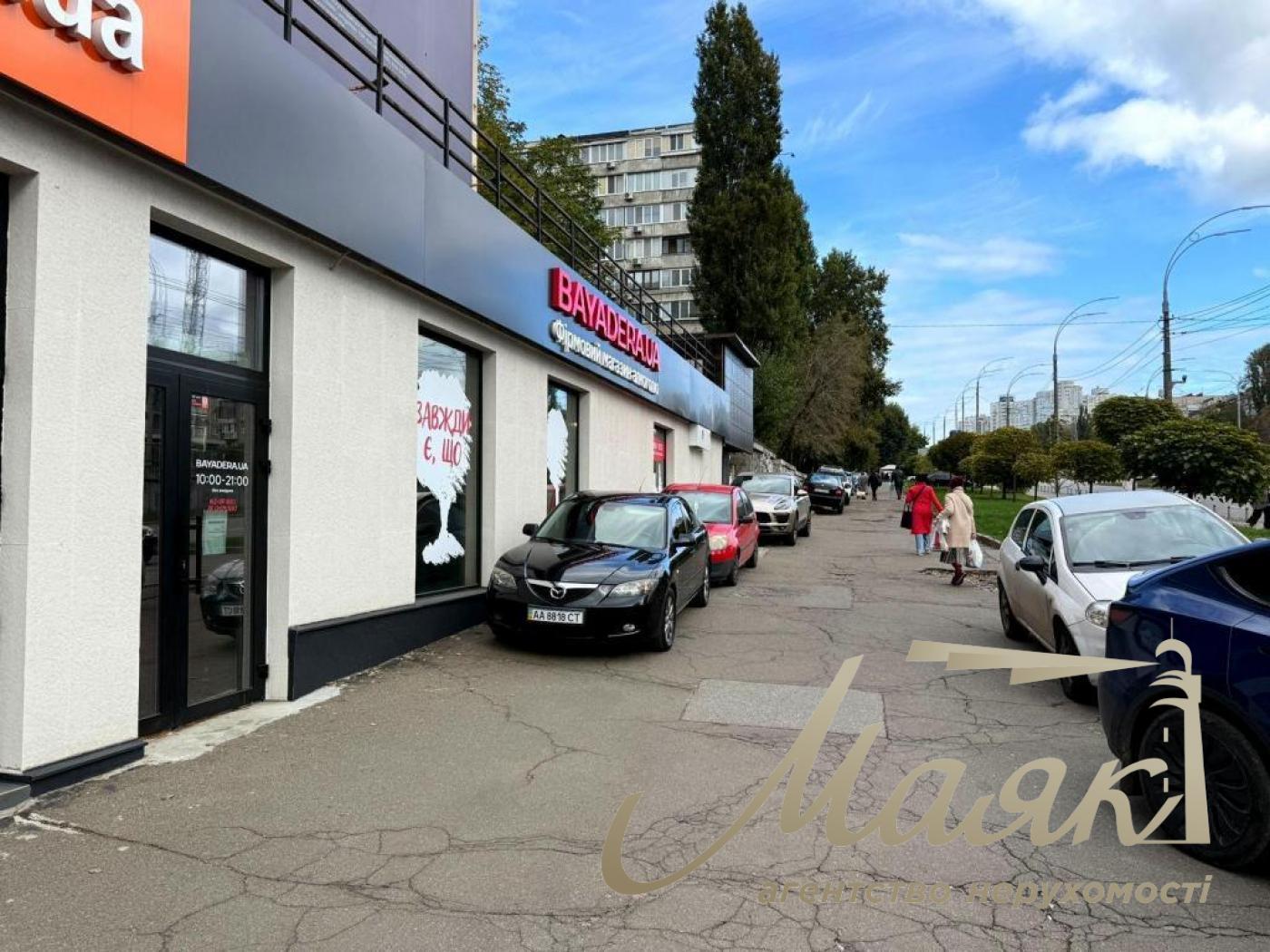 Оренда фасадного приміщення бул. Міхновського (Дружби народів)