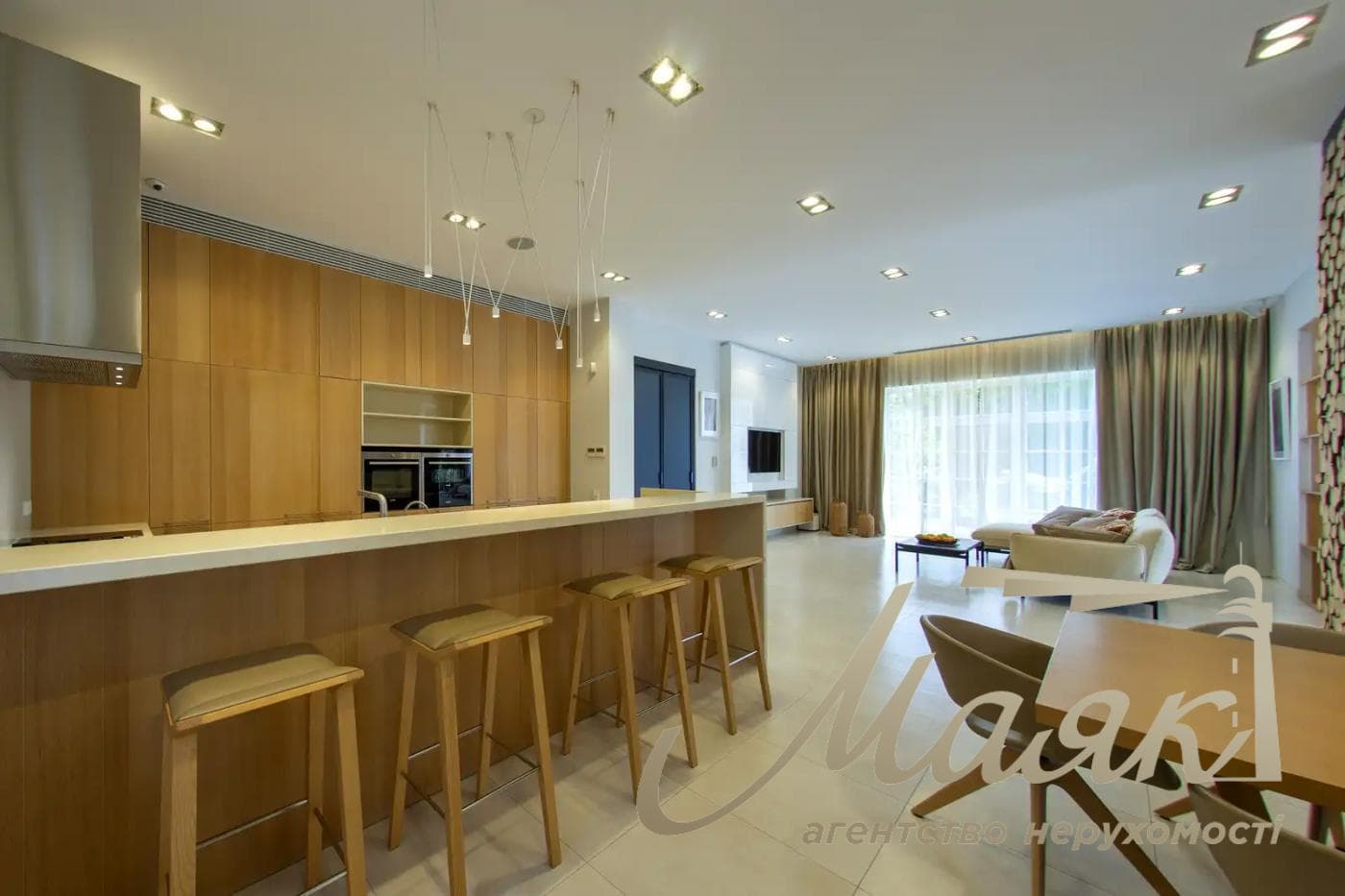 Оренда 3-поверхового будинку площею 570 м², Плюти