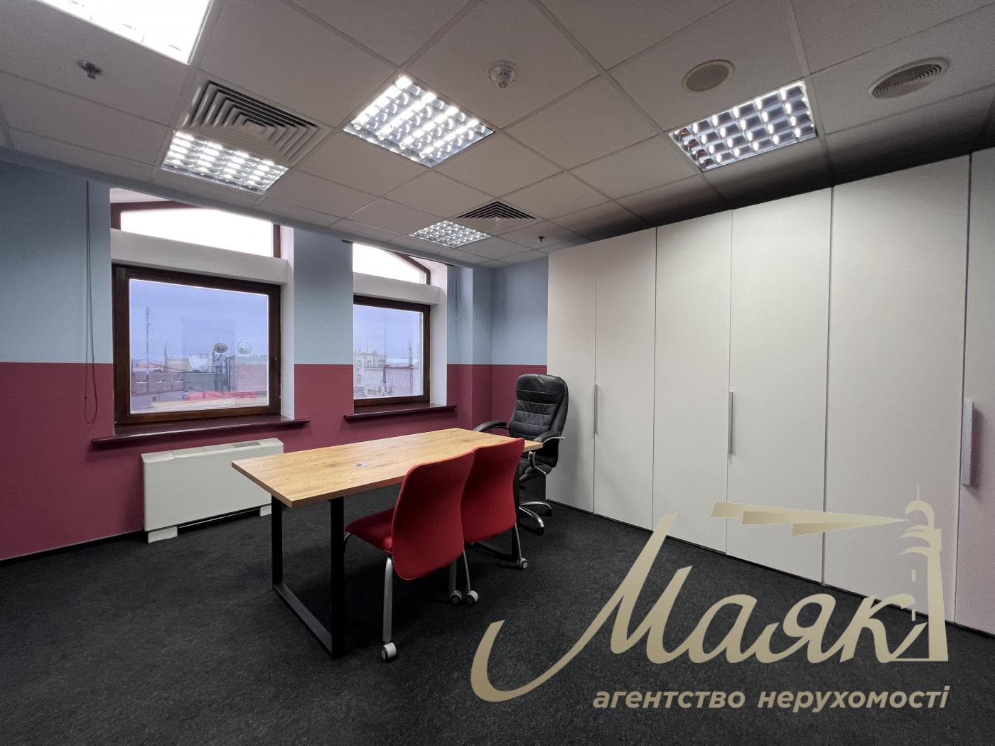 Оренда офісу в бізнес-центрі «Леонардо» площею 195 м² на вул. Богдана Хмельницького