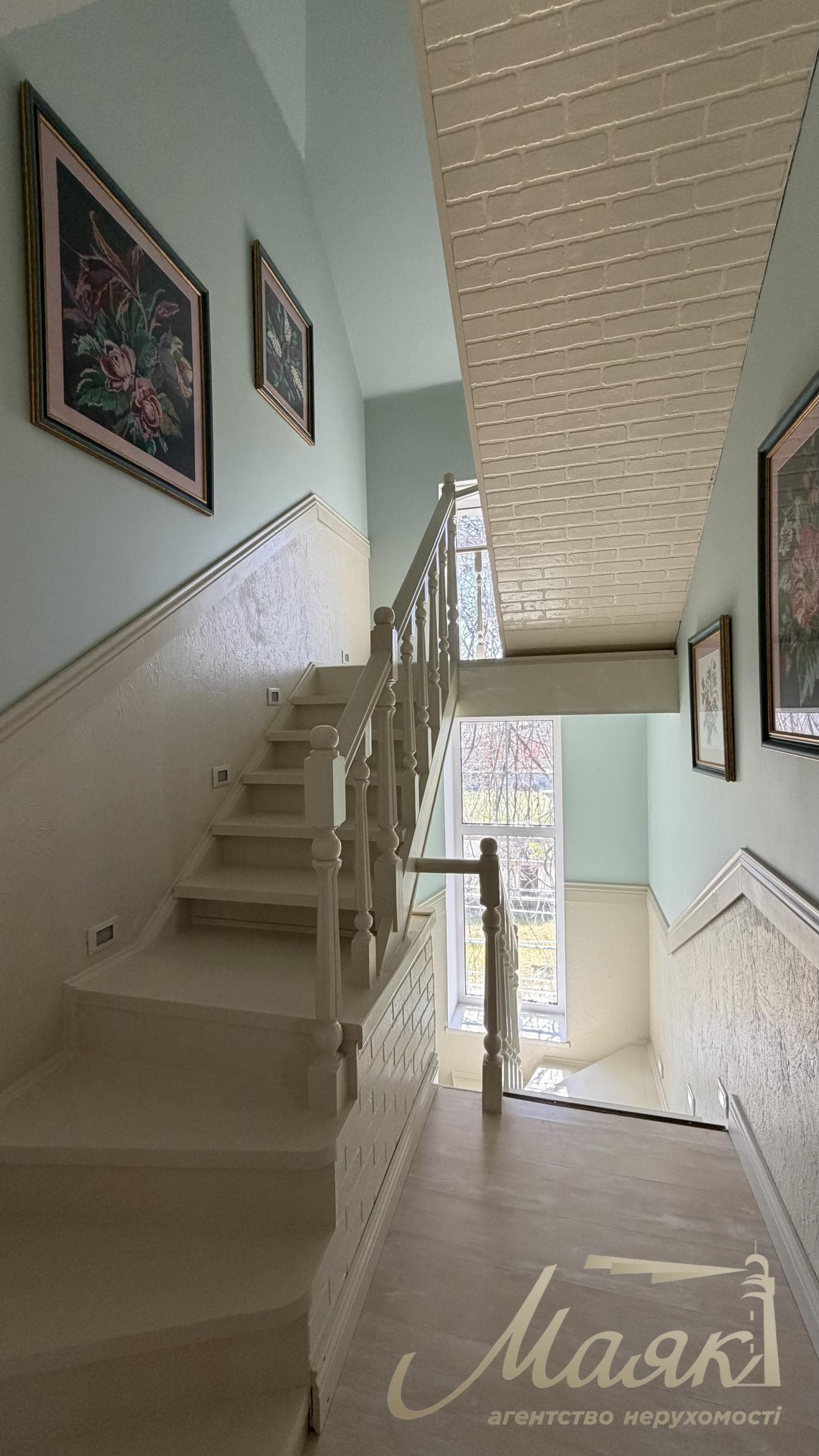 Продаж преміального 3х-поверхового будинку 350 м² у Гореничі, Бучанський район, Київська область