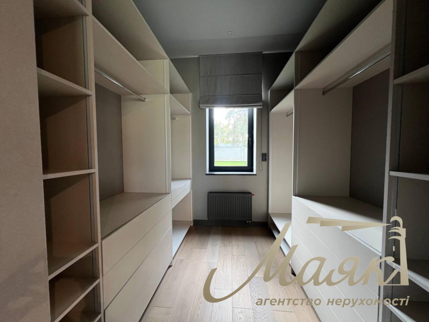 Modern one-storey house with swimming pool in Kozyń