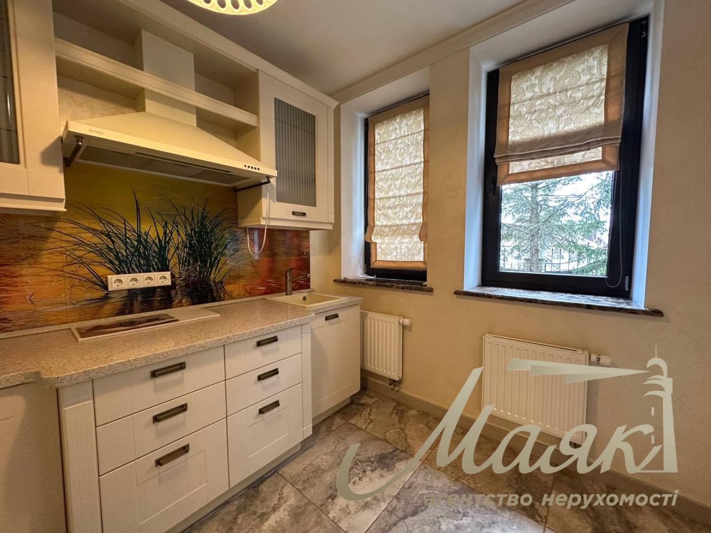 Продаж резиденції з двох будинків на 60 сотках землі на Хуторі Мриги, Голосіївський район.