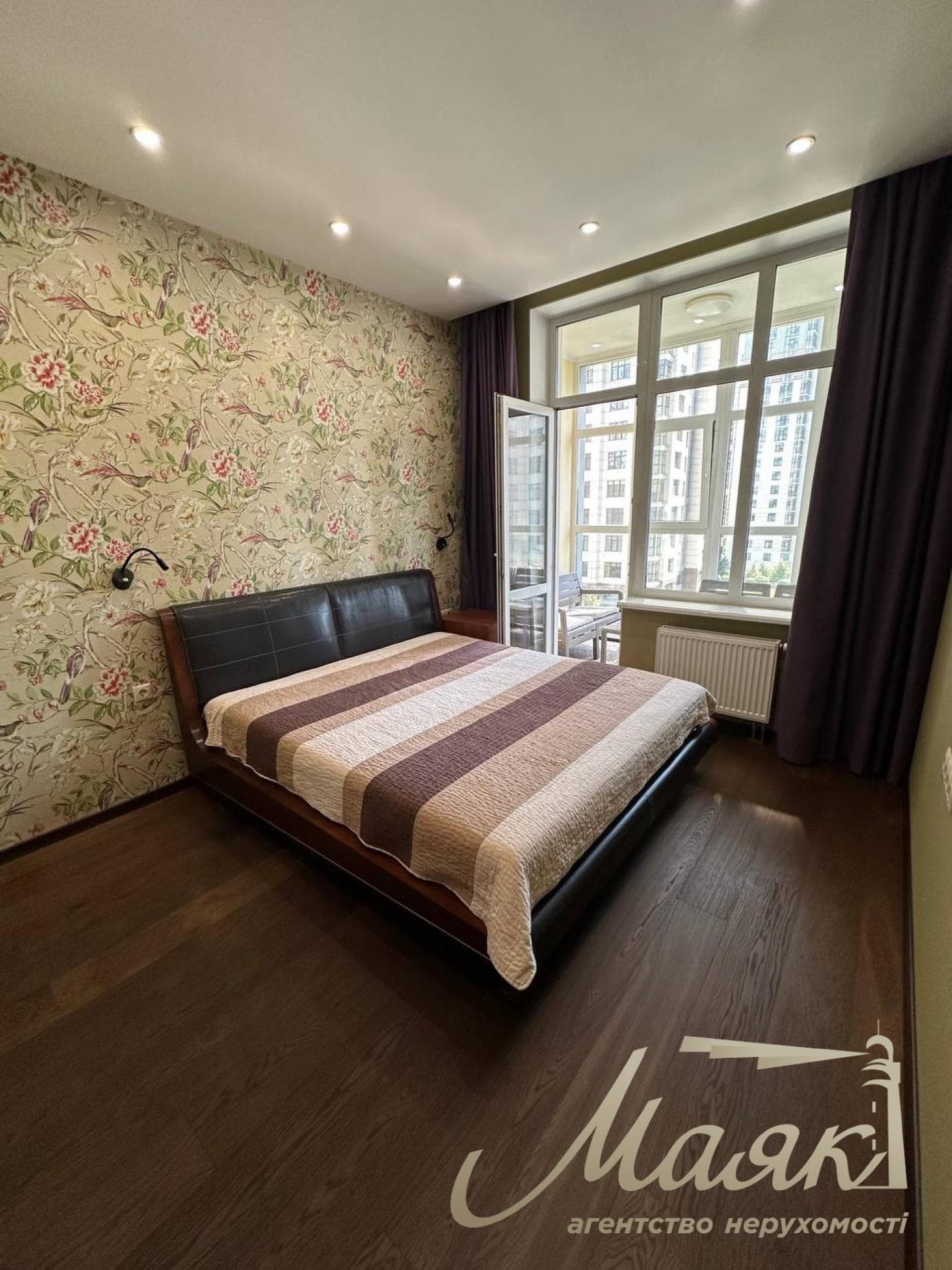 Rent a three-bedroom apartment in the Novopecherskie Lipki residential complex, Verkholyad