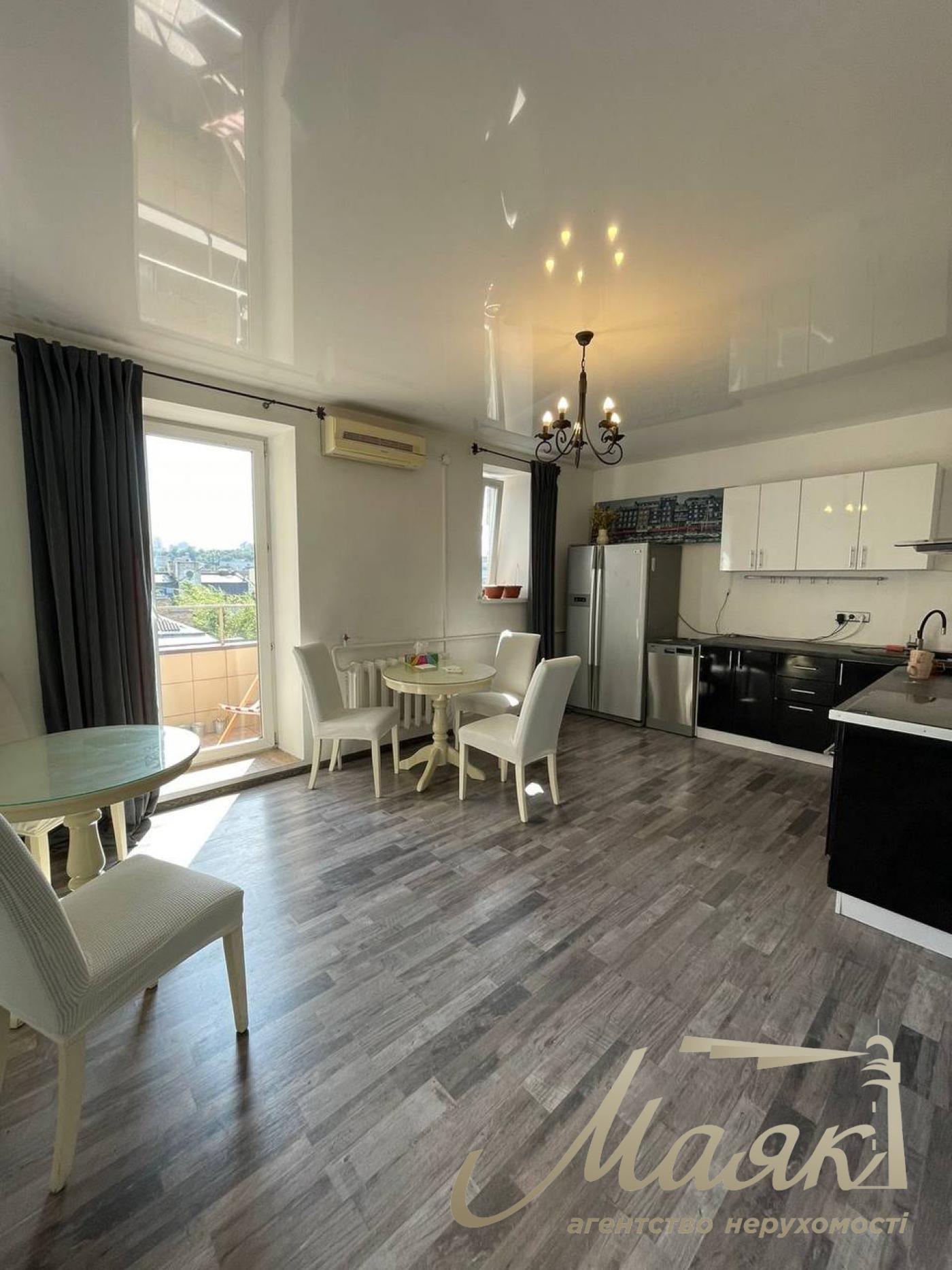 Оренда дворівневої квартири на Подолі.