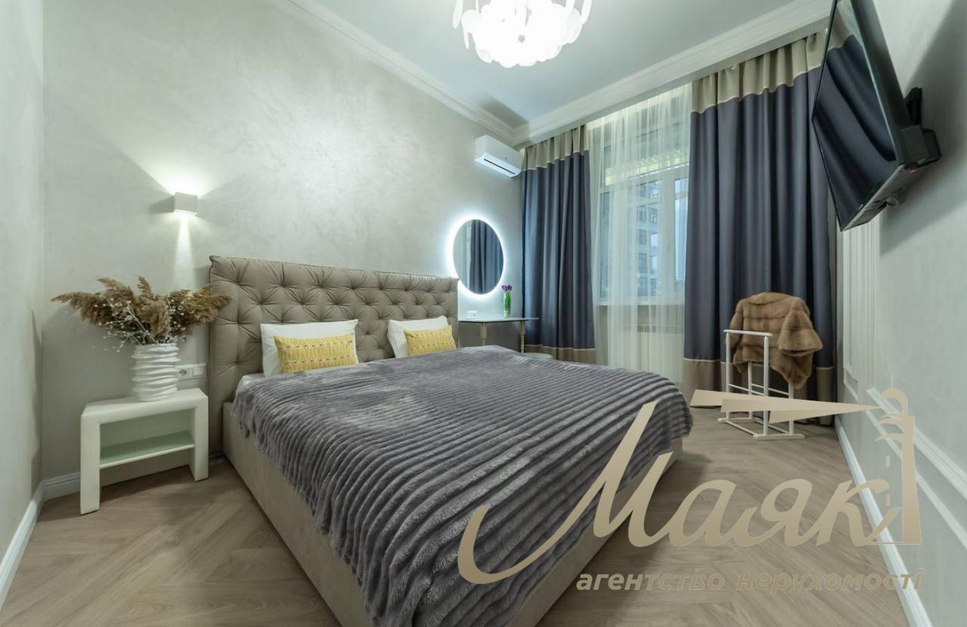Rent a 4-room apartment on Khreshchatyk
