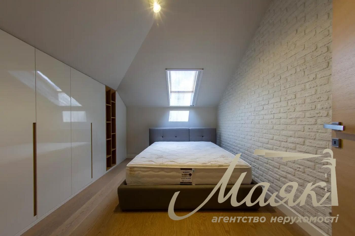 Оренда 3-поверхового будинку площею 570 м², Плюти