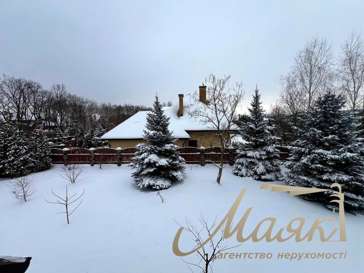 For sale house 303 m² in the center of the village Romankova, 12 sotok, with repair, Obukhiv direction, Kiev region.