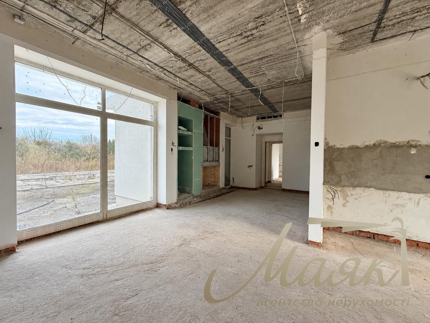3-story house for sale, 325 m², village of Plyuty