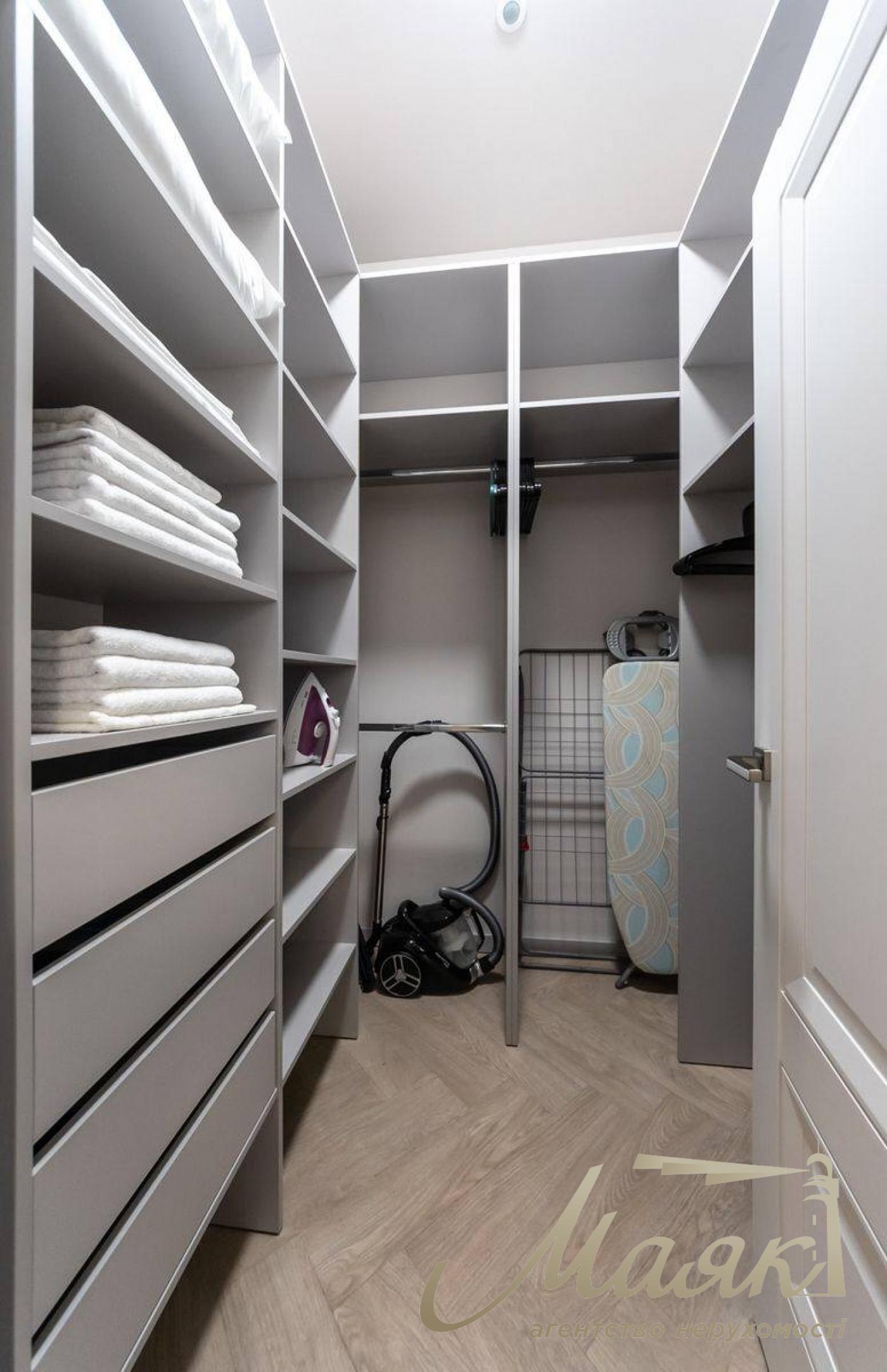 Rent a 4-room apartment on Khreshchatyk