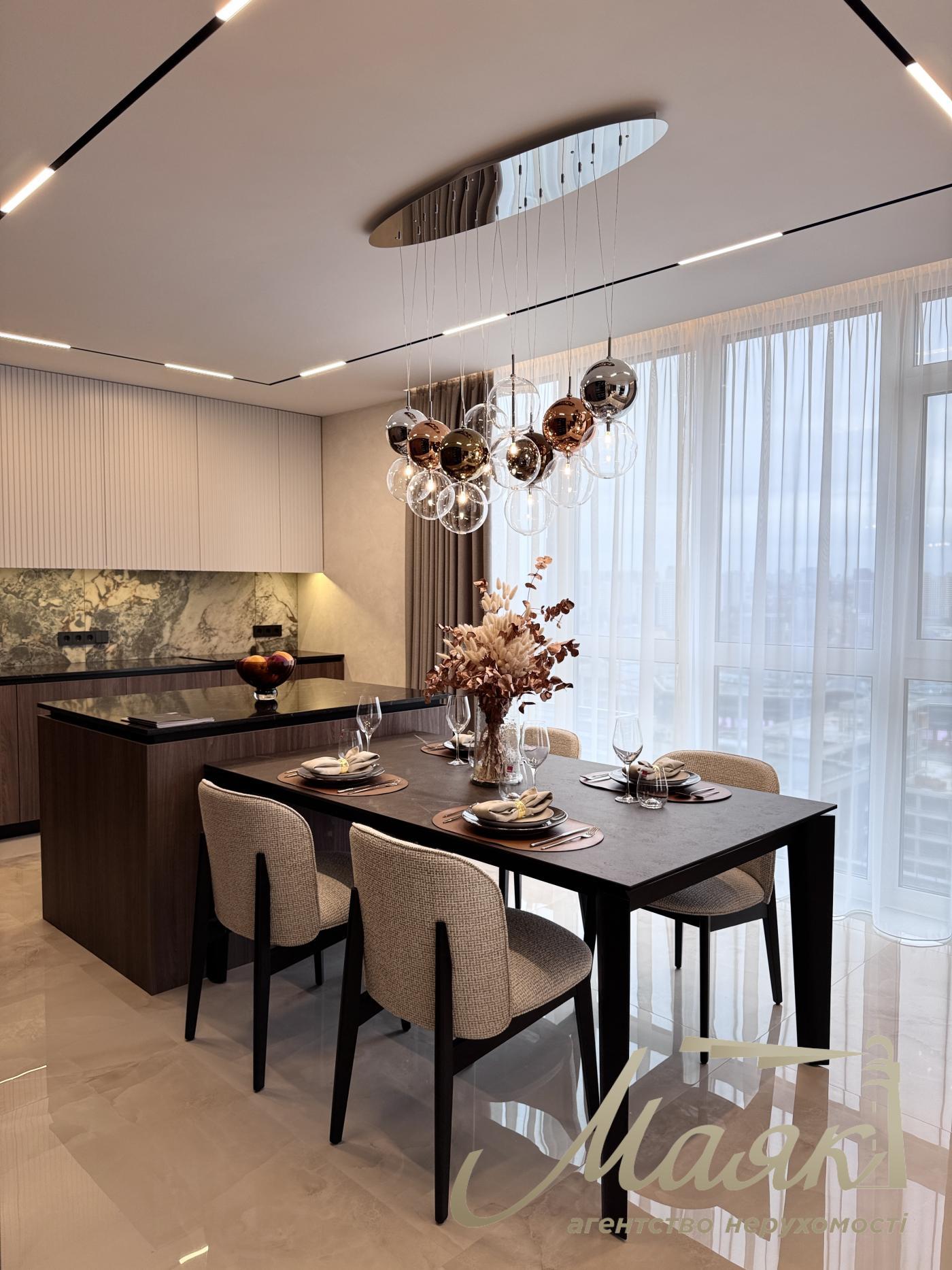 Продаж квартири 120m2 в ЖК Французький квартал 2, вул. Джона Маккейна 3а, Центр, Київ