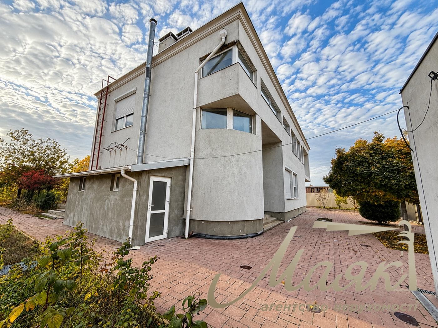3-story house for sale, 325 m², village of Plyuty