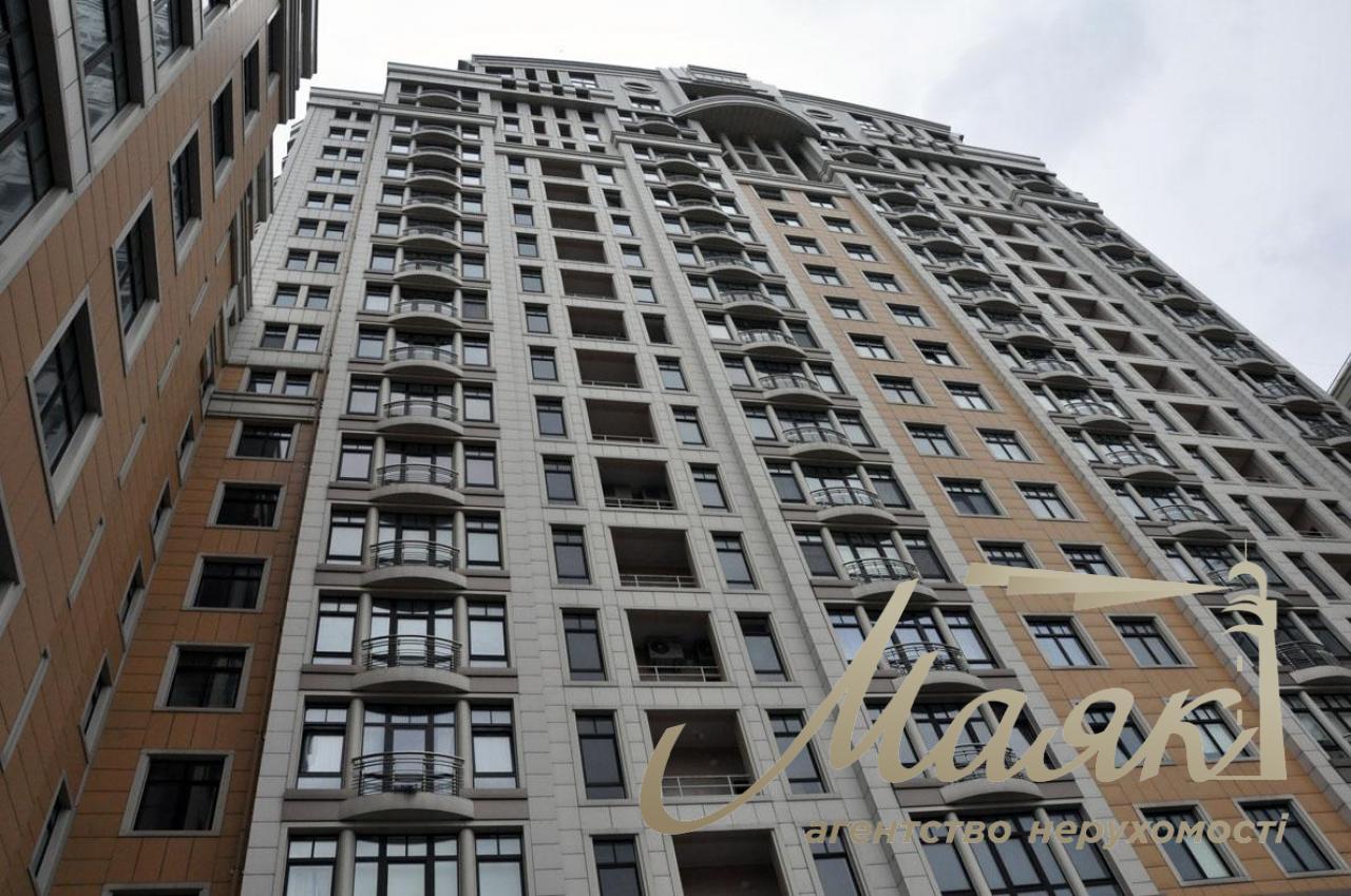 For sale is a respectable office of 178 sq.m. near Mariinsky Park on Grushevskogo Street 9A!