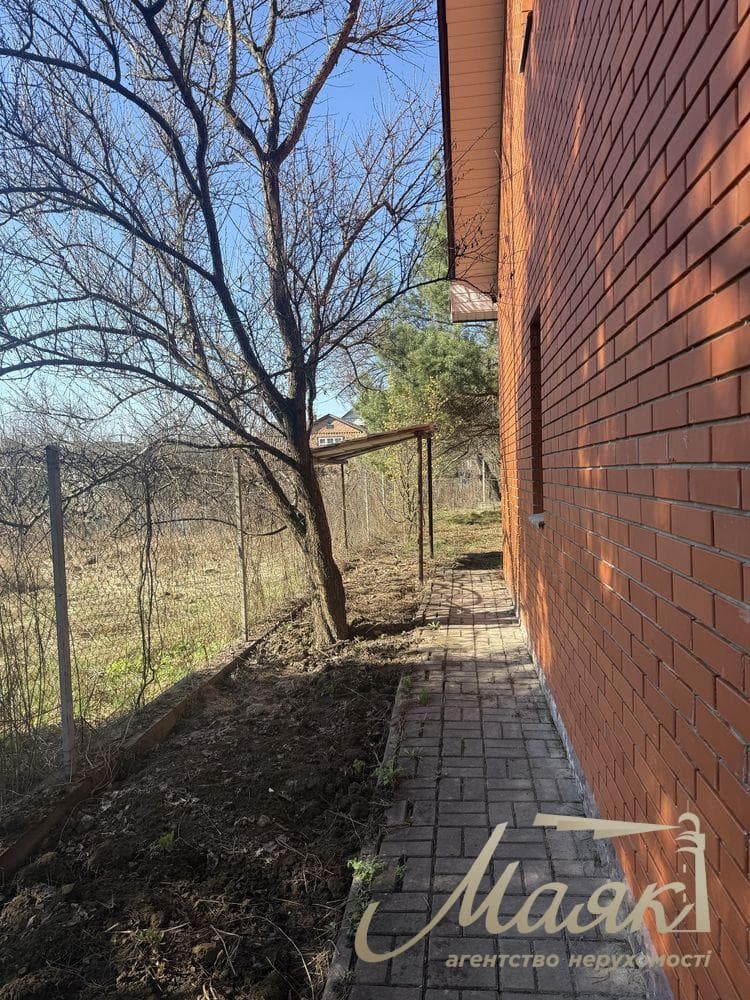 For sale house 140 m2, in the village. Khodosovka, Obukhiv direction, Kiev region, plot - 8 sotok, near the forest and lake.