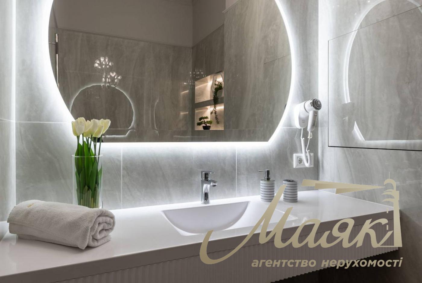 Rent a 4-room apartment on Khreshchatyk