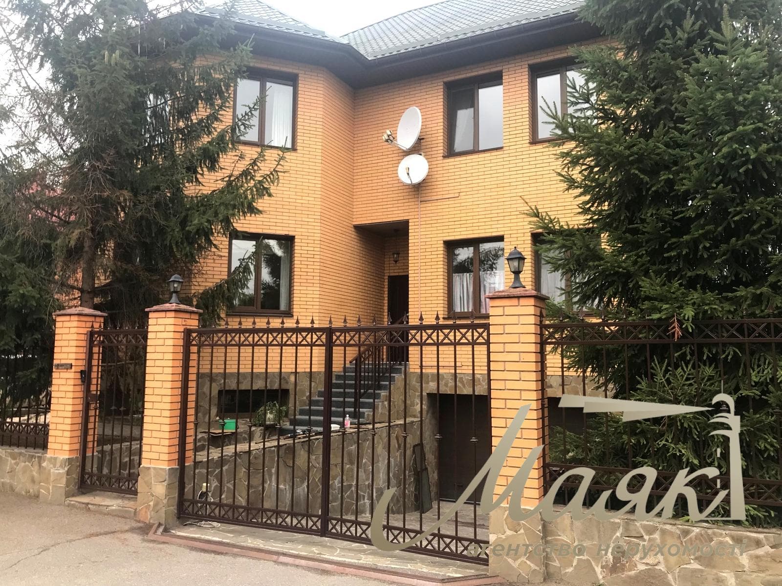 For sale luxury house on the bank of the Dnieper in the elite cooperative "Chernobylets", Obolonsky district, Kiev.