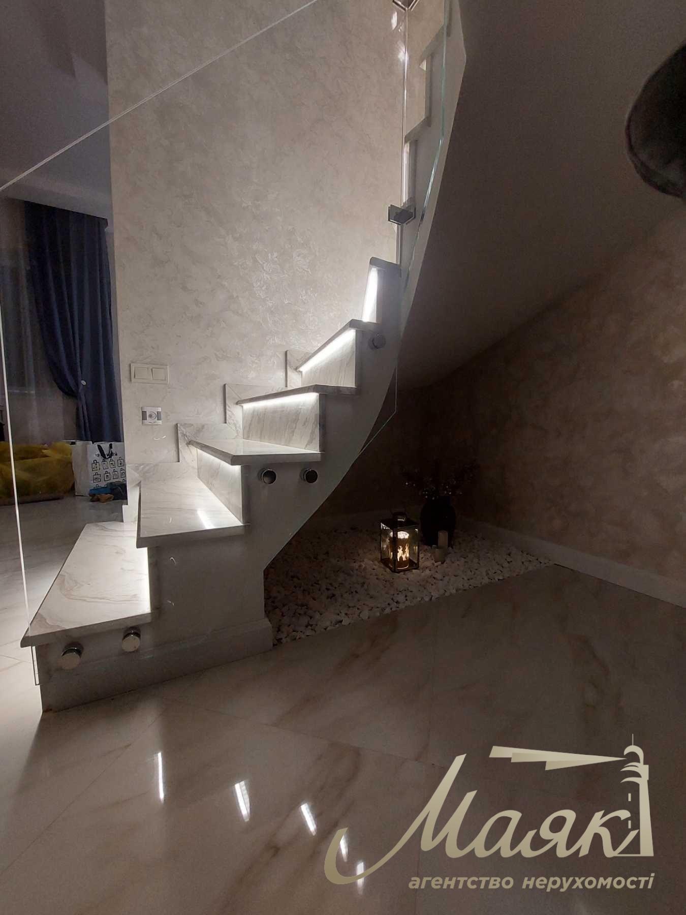 Оренда таунхауса 127м2 з терасою на даху